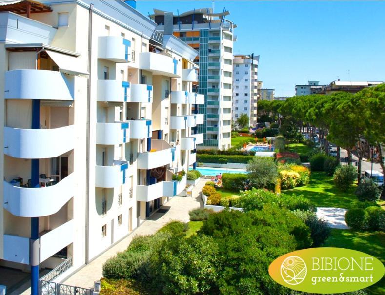 Green Holiday Flat With Pool Close To The Beach Bibione Exterior foto